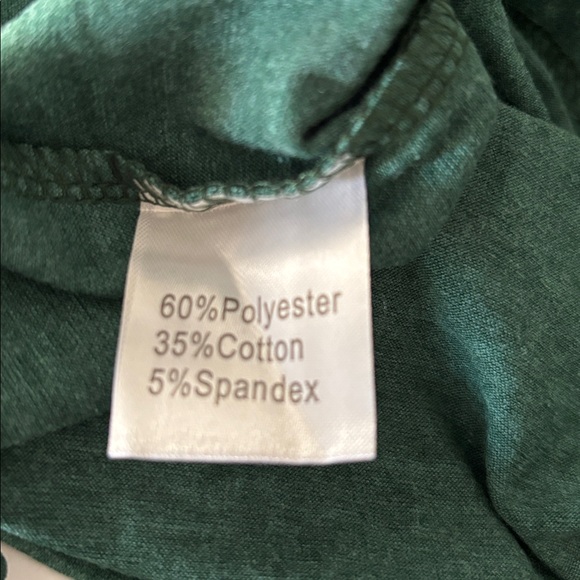 👛 (ANY 2/$25) NWOT Green 'Baking Spirits Bright' T-Shirt - Picture 4 of 4